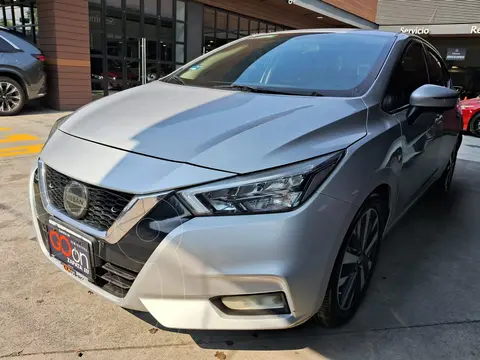 Nissan Versa Platinum Aut usado (2020) color plateado precio $215,000