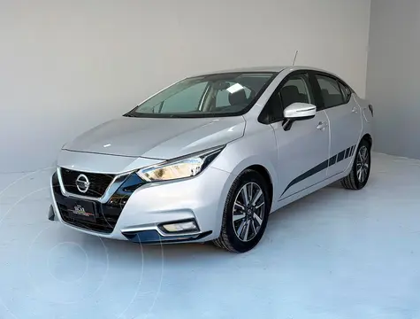 Nissan Versa Advance usado (2020) color plateado precio $239,000