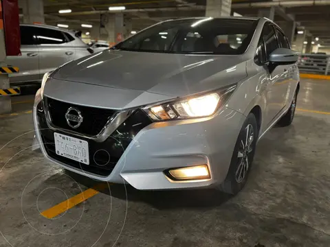 Nissan Versa Advance usado (2021) color plateado precio $255,000