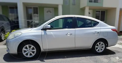 Nissan Versa Advance Aut usado (2013) color Plata precio $110,000