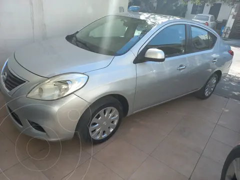 Nissan Versa Sense Aut usado (2014) color Plata precio $120,000