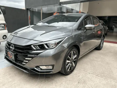 Nissan Versa Advance Aut usado (2025) color NISKADGRIS OXFORD precio $400,000