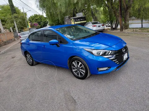 Nissan Versa Advance usado (2023) color Azul Cobalto precio $280,000