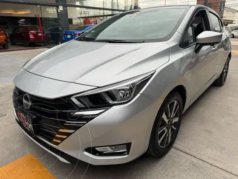 Nissan Versa Advance usado (2024) color plateado precio $350,000