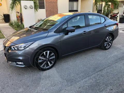  Nissan Versa Platinum Aut usado (2021) color Gris Oscuro precio $350,000