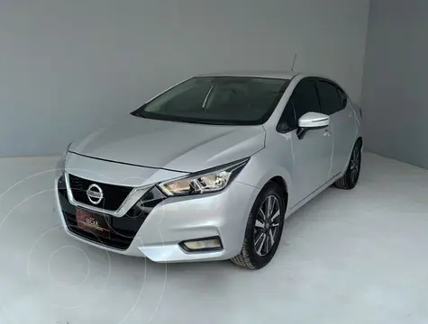 Nissan Versa Advance usado (2021) color plateado precio $229,000