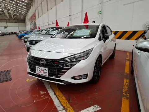 Nissan Versa SR usado (2023) color Blanco financiado en mensualidades(enganche $89,850 mensualidades desde $9,482)