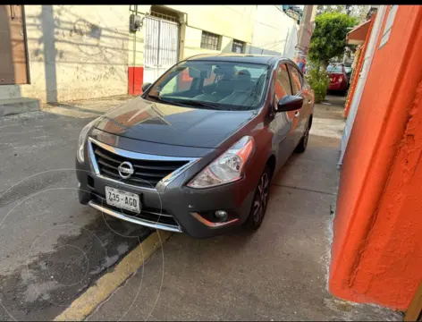 Nissan Versa Exclusive NAVI Aut usado (2016) color Gris Oscuro precio $145,000