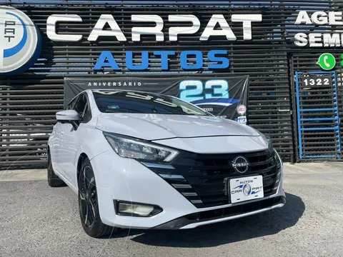 Nissan Versa Exclusive Aut usado (2023) color plateado precio $339,000