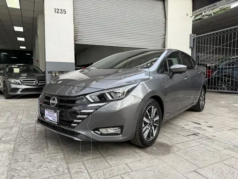 Nissan Versa Advance Aut usado (2025) color Gris precio $329,900