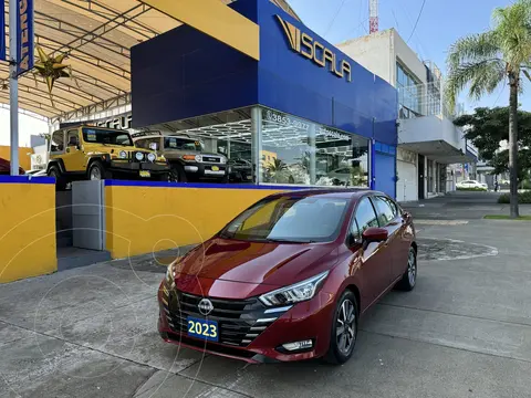 Nissan Versa Advance Aut usado (2023) color Rojo Metalizado financiado en mensualidades(enganche $88,418 mensualidades desde $6,302)