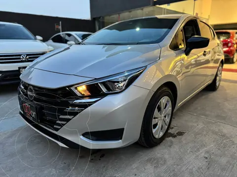 Nissan Versa Sense usado (2024) color Gris financiado en mensualidades(enganche $95,375 mensualidades desde $7,293)