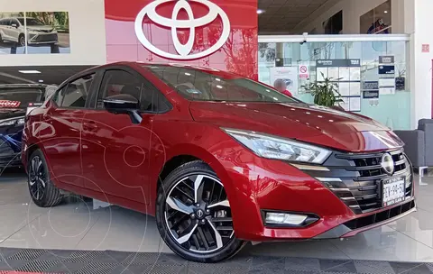 Nissan Versa SR usado (2023) color Rojo financiado en mensualidades(enganche $137,940 mensualidades desde $5,926)