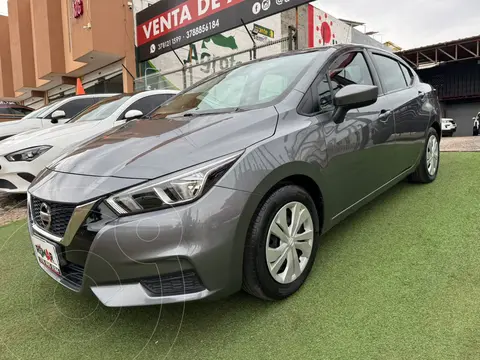 Nissan Versa Advance Aut usado (2020) color Gris Oscuro precio $219,999