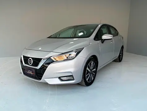 Nissan Versa Advance usado (2020) color plateado precio $249,000