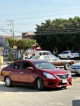 Nissan Versa Sense usado (2018) color Rojo precio $140,000