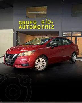Nissan Versa Sense Aut usado (2022) color Rojo financiado en mensualidades(enganche $32,952 mensualidades desde $6,948)