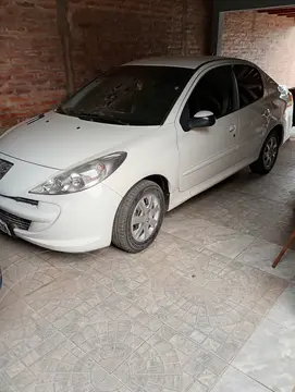 Peugeot 207 Compact Sedan 1.4 Active 4P usado (2014) color Blanco precio $8.300.000