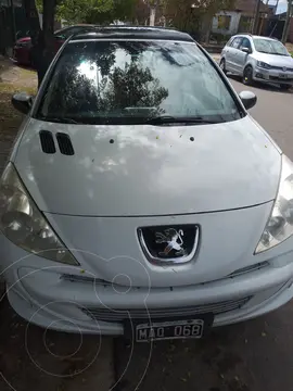 Peugeot 207 Compact 1.4 HDi Feline 5P usado (2013) color Blanco Banquise precio $9.500.000