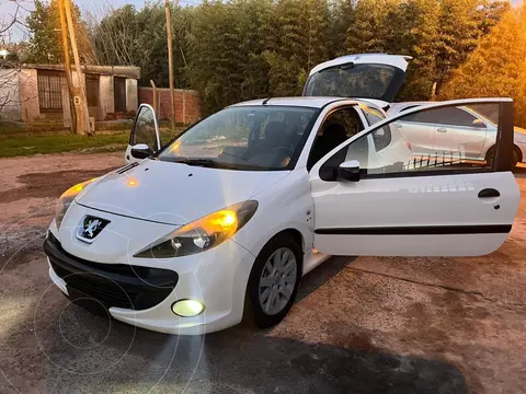 Peugeot 207 Compact 1.4 XR 3P usado (2009) color Blanco precio u$s7.000