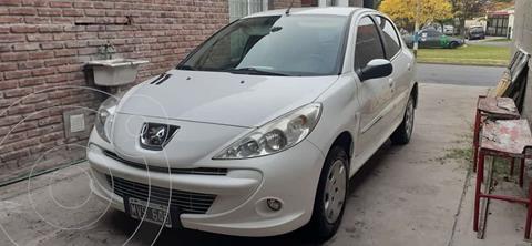 foto Peugeot 207 Compact Sedán 1.4 Allure 4P usado (2013) color Blanco Banquise precio $950.000