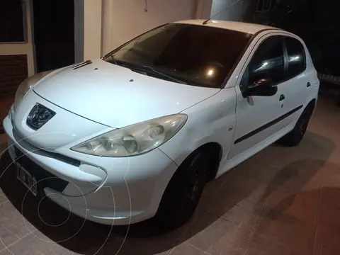 Peugeot 207 Compact 1.4 Active 5P usado (2012) color Blanco precio $11.000.000
