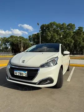 Peugeot 208 Allure 1.6 usado (2017) color Blanco Nacre financiado en cuotas(anticipo $3.000.000 cuotas desde $255.000)