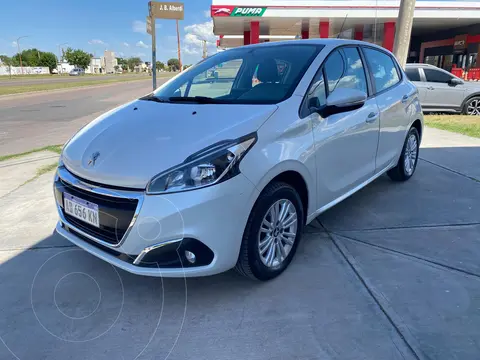 Peugeot 208 Allure 1.6 Tiptronic usado (2019) color Blanco precio $17.500.000