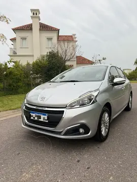Peugeot 208 Allure 1.5 NAV usado (2018) color Gris financiado en cuotas(anticipo $6.500.000 cuotas desde $250.000)