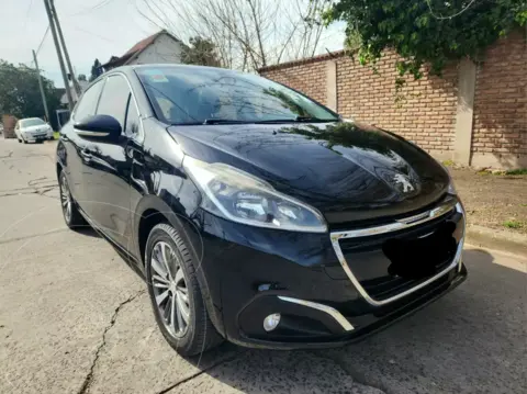 Peugeot 208 Feline 1.6 usado (2018) color Negro precio $16.000.000