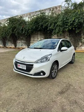 Peugeot 208 Allure 1.6 usado (2017) color Blanco precio $17.500.000