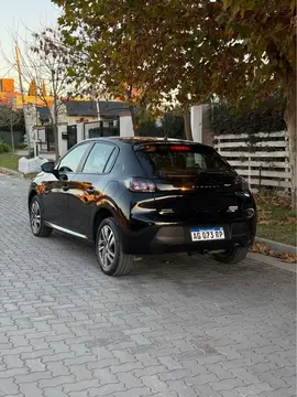 Peugeot 208 Feline 1.6 Tiptronic usado (2024) color Negro precio u$s16.000