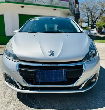 Peugeot 208 Allure 1.6 usado (2017) color Gris Aluminium financiado en cuotas(anticipo $3.000.000 cuotas desde $255.000)