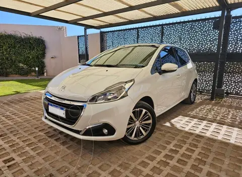 Peugeot 208 Feline 1.6 usado (2018) color Blanco financiado en cuotas(anticipo $5.000.000 cuotas desde $290.000)