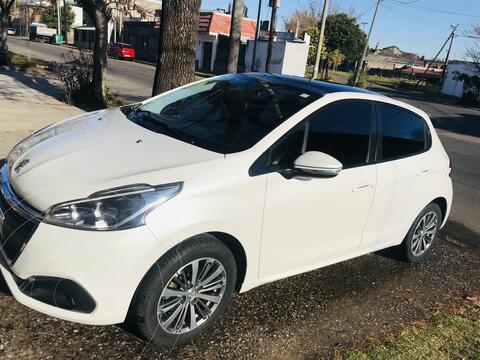 foto Peugeot 208 Allure 1.6 Aut NAV usado (2017) color Blanco Banquise precio u$s13.000