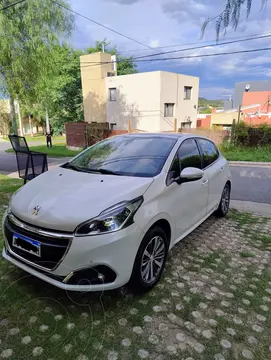 Peugeot 208 Feline 1.6 usado (2018) color Blanco precio $16.500.000