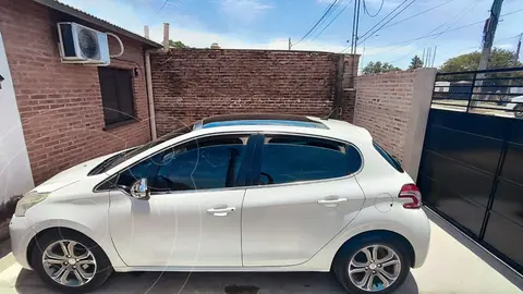 Peugeot 208 Feline 1.6 Pack Cuir usado (2014) color Blanco precio $13.800.000