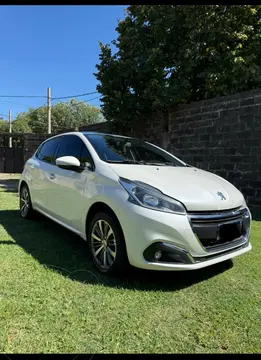 Peugeot 208 Allure 1.6 usado (2017) color Blanco precio $16.000.000
