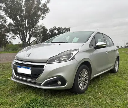 Peugeot 208 Allure 1.6 Tiptronic usado (2017) color Gris precio $14.300.000