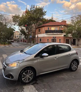 Peugeot 208 Feline 1.6 usado (2018) color Blanco precio $10.000.000