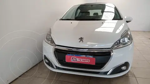 Peugeot 208 Allure 1.6 usado (2017) color Blanco financiado en cuotas(anticipo $5.200.000 cuotas desde $162.500)