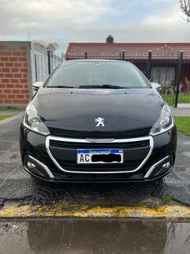 Peugeot 208 Allure 1.6 usado (2018) color Negro precio $9.500.000