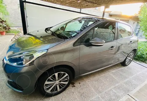Peugeot 208 Allure 1.6 Tiptronic usado (2017) color Gris precio $16.500.000