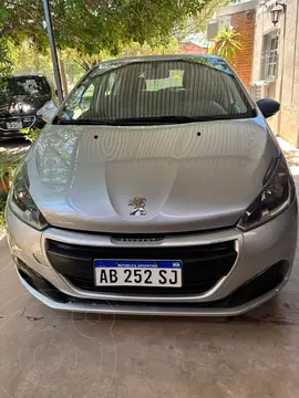 Peugeot 208 Active 1.5 usado (2017) color Gris precio $16.000.000