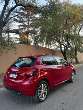 Peugeot 208 Active 1.6 usado (2016) color Rojo Rubi precio $10.000.000