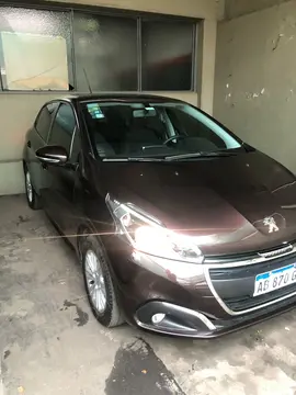 Peugeot 208 Feline 1.6 Tiptronic usado (2017) color Rojo precio $6.000.000