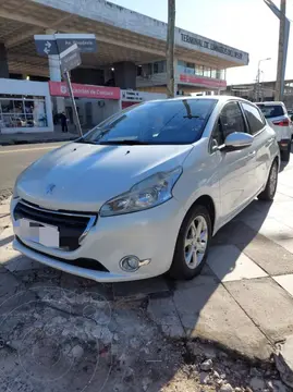 Peugeot 208 Allure 1.5 Full usado (2014) color Blanco Nacre financiado en cuotas(anticipo $1.025.000 cuotas desde $175.000)