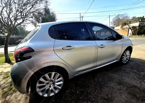 Peugeot 208 Allure 1.6 usado (2019) color Plata precio u$s15.000