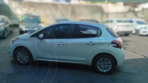 Peugeot 208 Allure 1.6 Aut NAV usado (2018) color Blanco financiado en cuotas(anticipo $9.000.000 cuotas desde $600.000)
