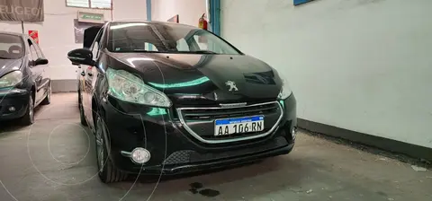 foto Peugeot 208 Feline 1.6 usado (2016) color Negro Perla precio $3.400.000